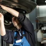 Mécanicien en train de réparer une voiture