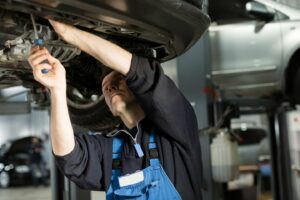 Mécanicien en train de réparer une voiture